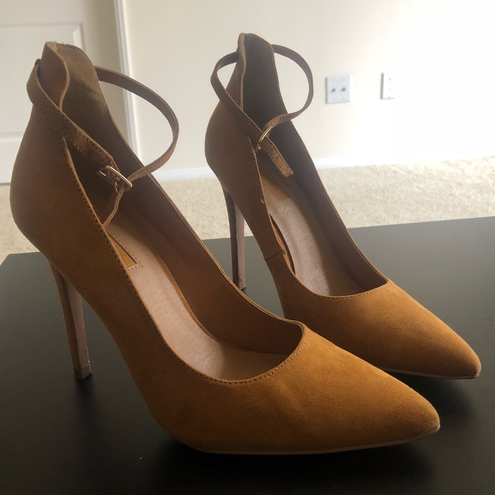 Mustard colored heels size 7.5